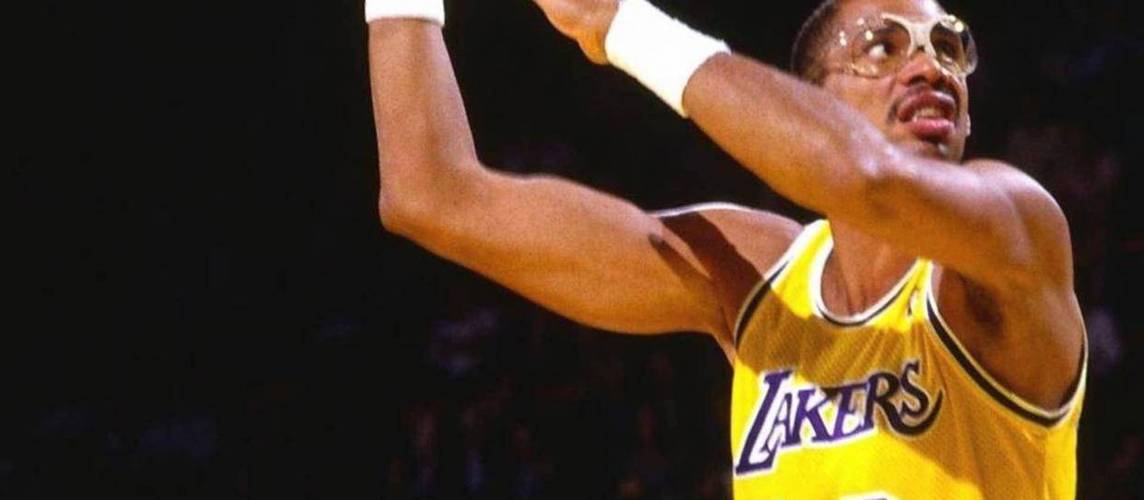 詹姆斯离贾巴尔