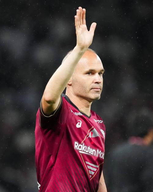 伊涅斯塔2010世界杯衣服上的字