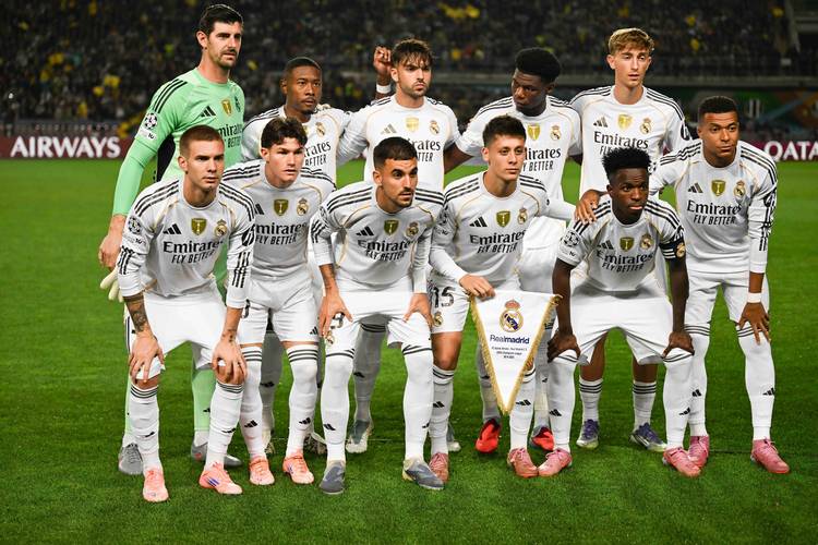 皇马1617赛季球员合照更衣室